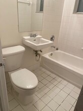 2080 NE 167th St in North Miami Beach, FL - Building Photo - Building Photo