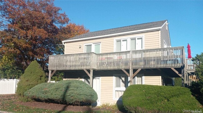 95 Springville Rd in Hampton Bays, NY - Building Photo - Building Photo