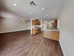 7960 Capistrano Valley Ave in Las Vegas, NV - Foto de edificio - Building Photo