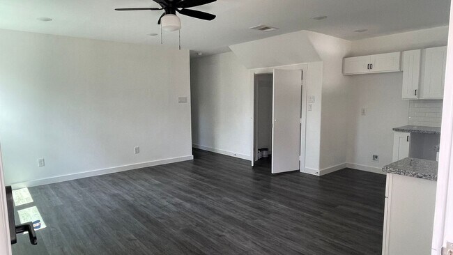 2322 Wavell St in Houston, TX - Foto de edificio - Building Photo