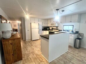 231 W Lake Dr in Hallandale Beach, FL - Building Photo - Building Photo