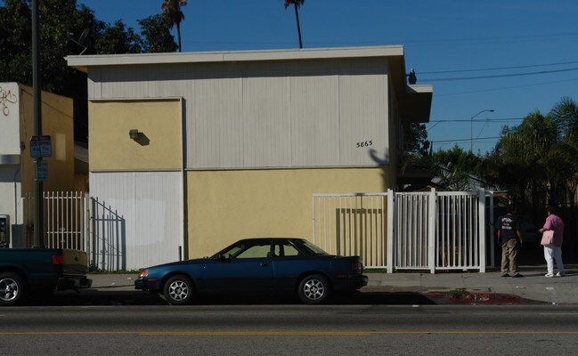 5865 S Broadway in Los Angeles, CA - Foto de edificio - Building Photo