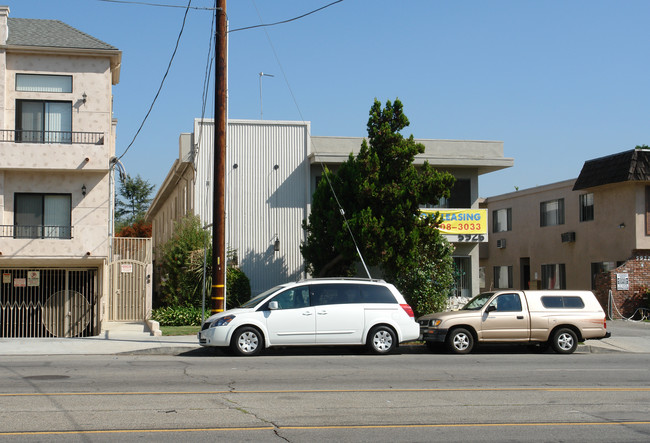 5926 Woodman Ave in Van Nuys, CA - Building Photo - Building Photo