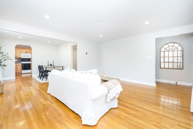 43 Arnold Way in West Hartford, CT - Building Photo - Building Photo