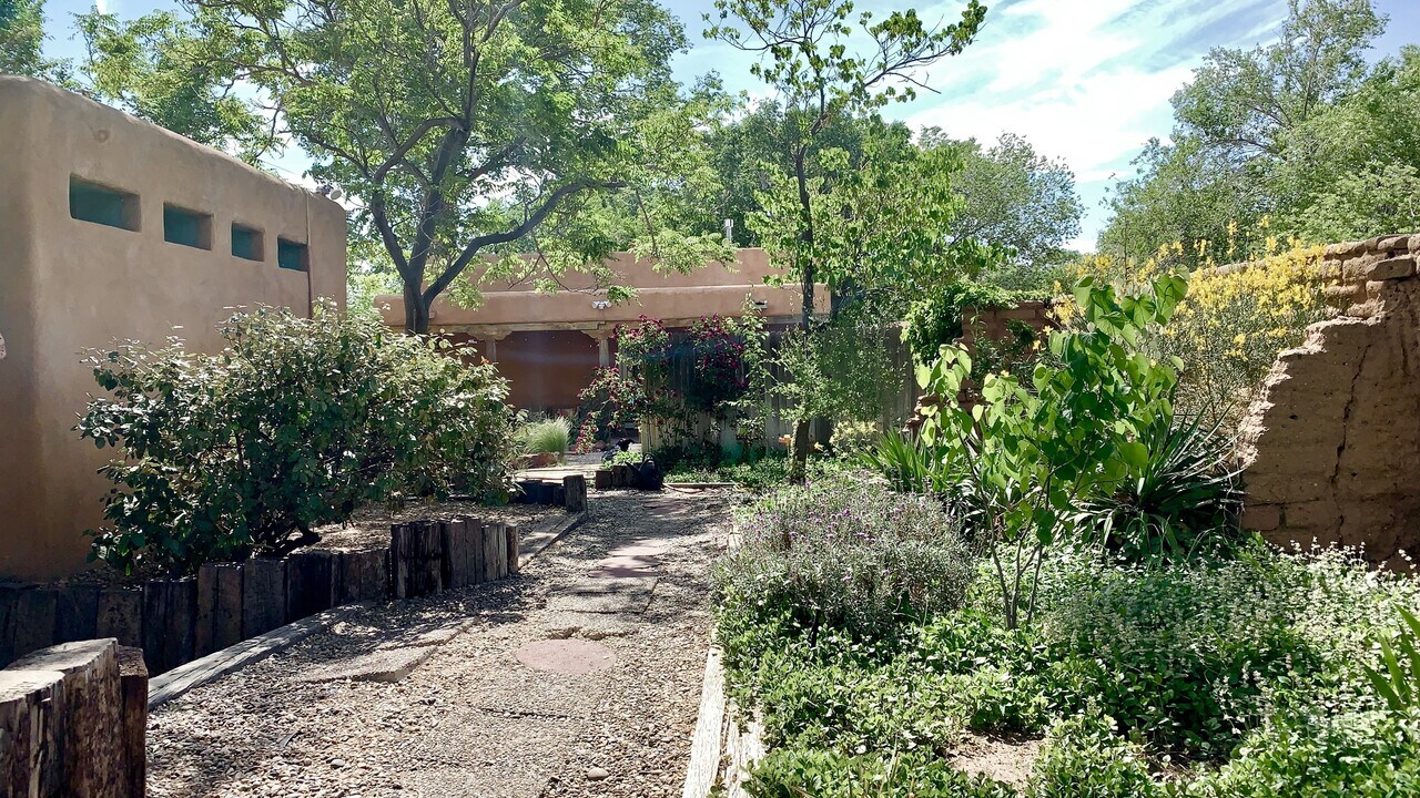 7609 Guadalupe Trail NW in Los Ranchos de Albuquerque, NM - Building Photo