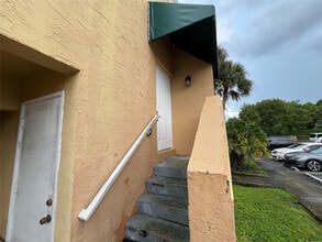 2431 NW 56th Ave in Lauderhill, FL - Foto de edificio - Building Photo