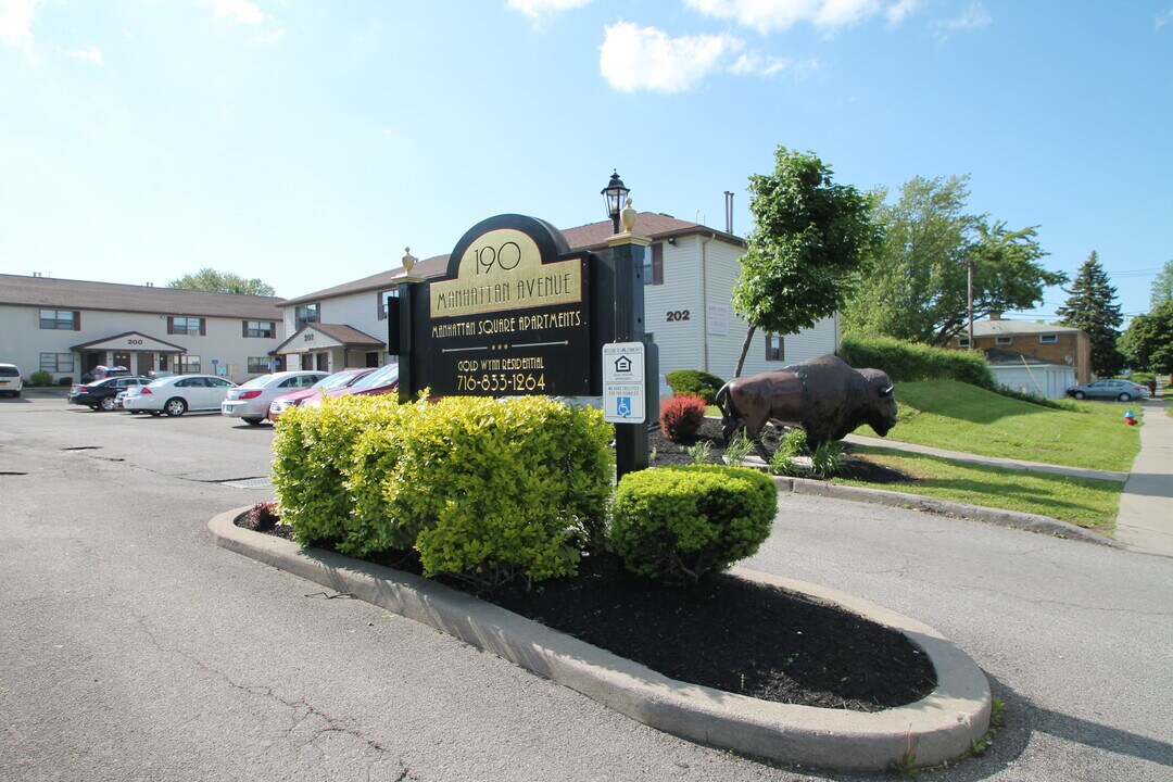 Manhattan Square in Buffalo, NY - Building Photo