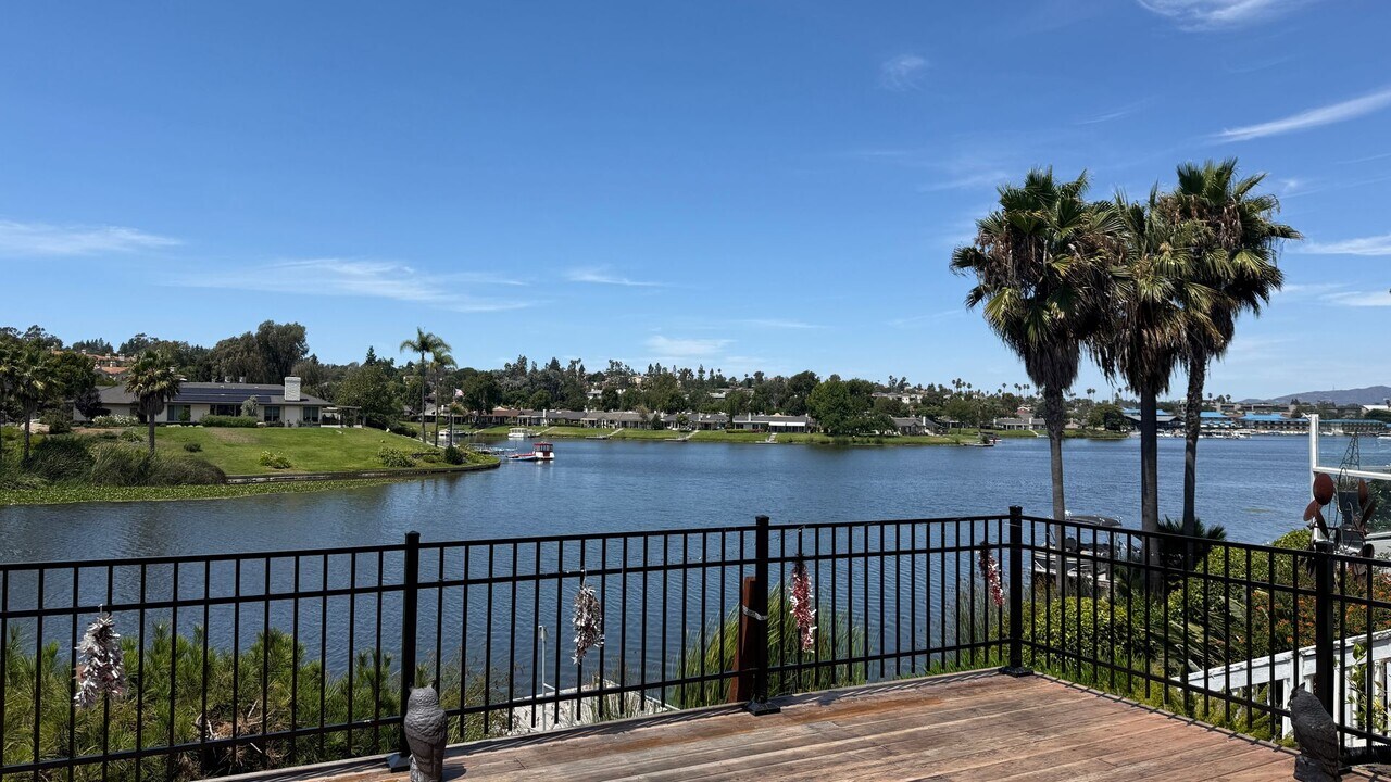 1610 Via La Plaza in San Marcos, CA - Building Photo