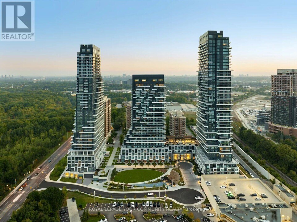 10 Inn On The Pk Dr in Toronto, ON - Building Photo