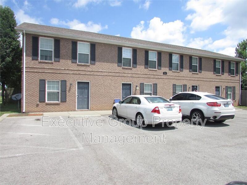 445 W Vine St in Radcliff, KY - Building Photo