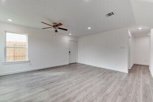 8128 Sterlingshire St in Houston, TX - Building Photo