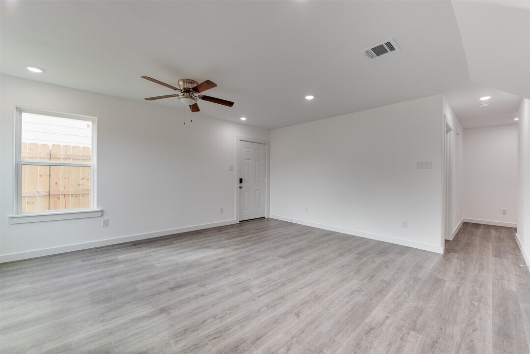 8128 Sterlingshire St in Houston, TX - Building Photo