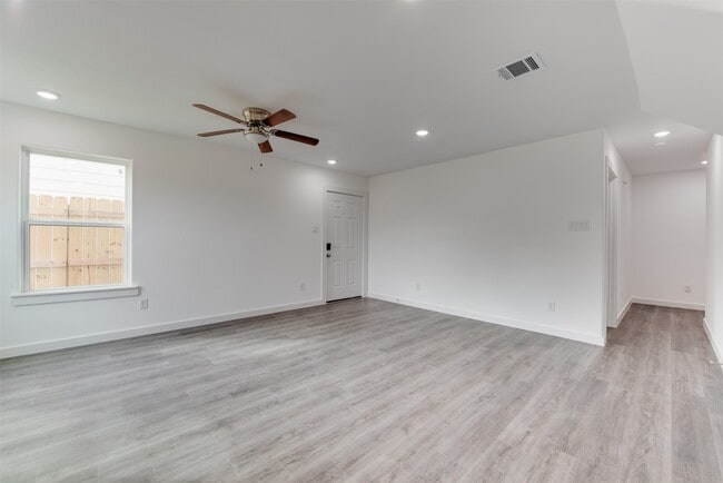 8128 Sterlingshire St in Houston, TX - Building Photo - Building Photo