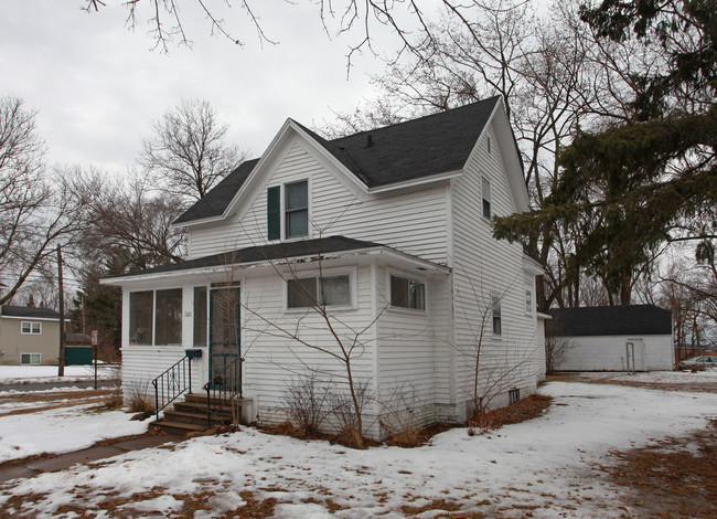 1321 6th St E in Menomonie, WI - Foto de edificio - Building Photo