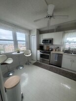 7300 Sun Island Dr S in South Pasadena, FL - Building Photo