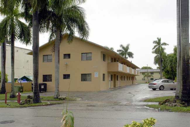 1555 W 42nd Pl in Hialeah, FL - Foto de edificio - Building Photo