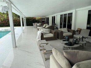 1001 Diplomat Pkwy in Hallandale Beach, FL - Building Photo - Building Photo