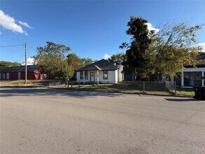 231 E O'Neal St in Wills Point, TX - Building Photo - Building Photo