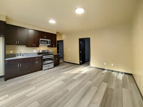 13548 Glamis St in Los Angeles, CA - Foto de edificio - Building Photo