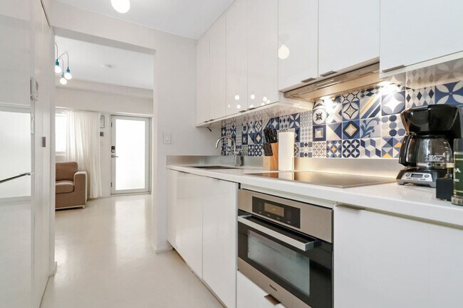 250 Collins Ave in Miami Beach, FL - Foto de edificio - Building Photo
