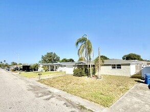 3411 Cincinnati Dr in Holiday, FL - Foto de edificio - Building Photo