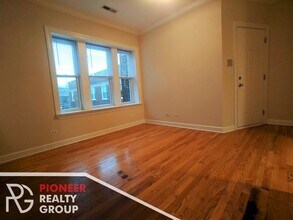 3254 N Clifton Ave, Unit 3 in Chicago, IL - Foto de edificio - Building Photo