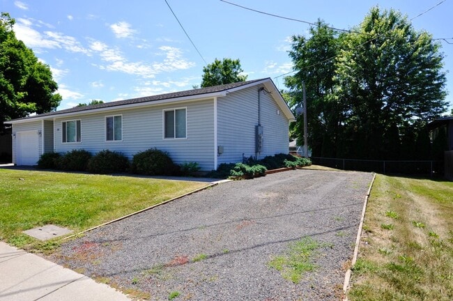 830 E Locust Ave in Coeur d'Alene, ID - Building Photo - Building Photo