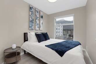 38033-38032 2 Ave in Squamish, BC - Building Photo - Building Photo