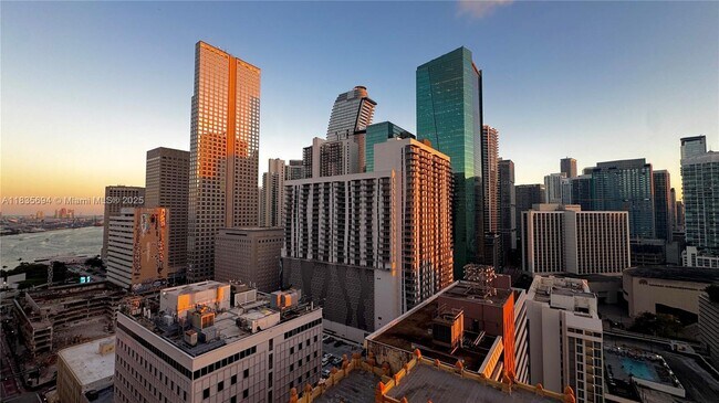 151 SE 1st St in Miami, FL - Building Photo - Building Photo