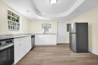 511 NW 44th St, Unit 1 in Miami, FL - Foto de edificio - Building Photo