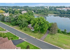 1435 Englert Rd in Eagan, MN - Foto de edificio - Building Photo