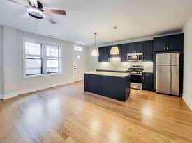 2032 W Montrose Ave, Unit 2B in Chicago, IL - Building Photo