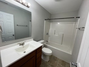 117B Cap America Dr, Unit B in Fredericktown, MO - Foto de edificio - Building Photo