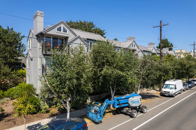 WOODLAND CREST CONDOMINIUM in Seattle, WA - Building Photo - Building Photo