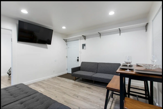 14248 Oxnard St in Los Angeles, CA - Foto de edificio - Building Photo