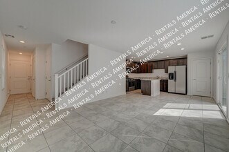 374 Yellow Finch Ln in Henderson, NV - Building Photo - Building Photo