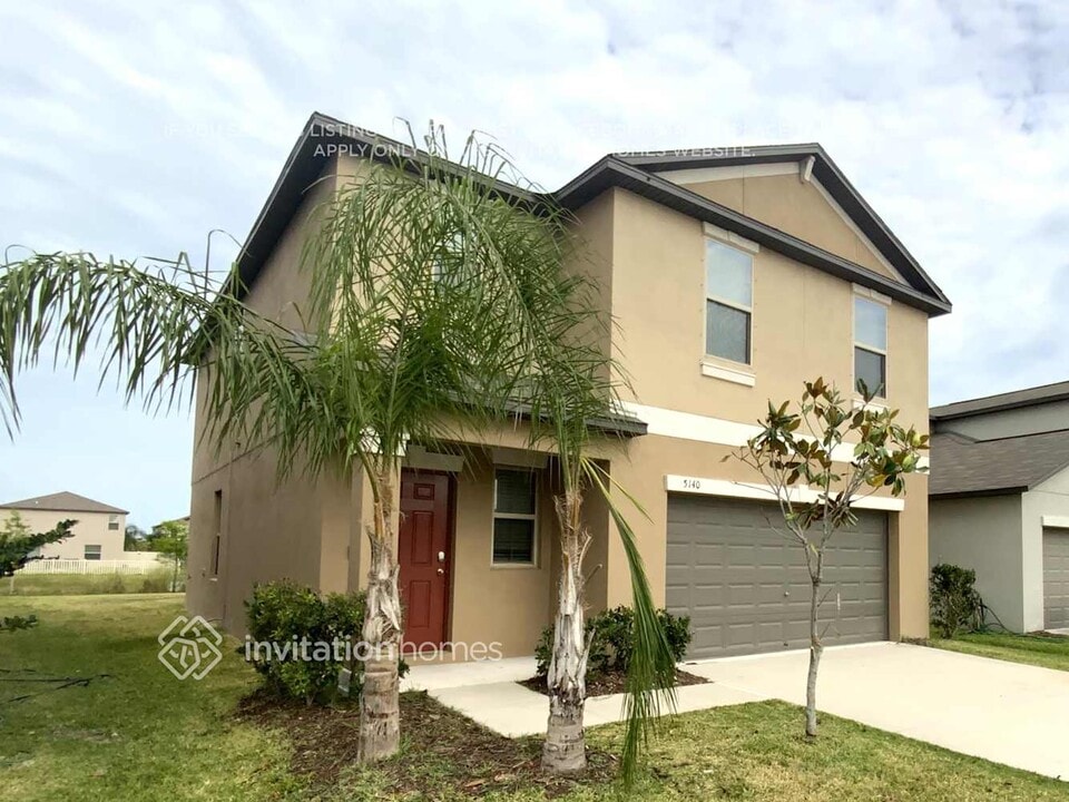 5140 White Chicory Dr in Apollo Beach, FL - Foto de edificio