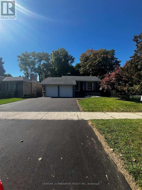 132 Meadowbank Rd in Toronto, ON - Building Photo