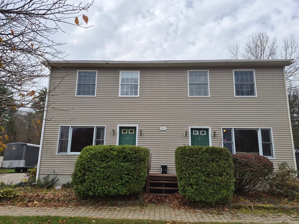 951 Salmon Falls Rd in Rochester, NH - Building Photo