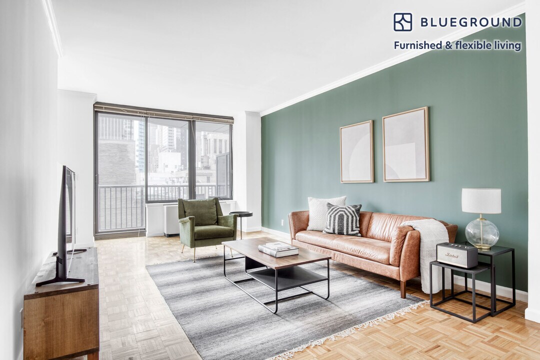 150 E 57th St in New York, NY - Building Photo
