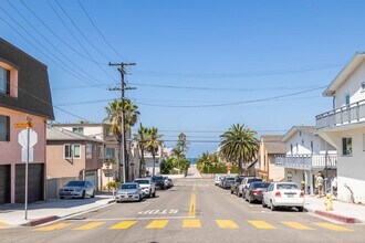 208 8th St in Hermosa Beach, CA - Foto de edificio - Building Photo