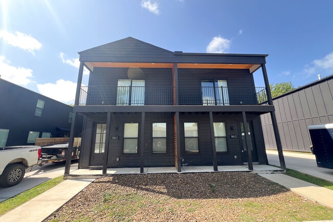 933 W Holly St in Fayetteville, AR - Building Photo - Building Photo