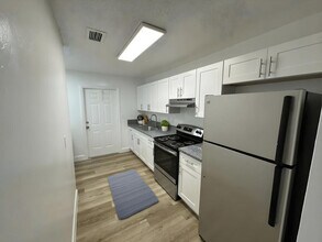 5207 Wallis Rd in West Palm Beach, FL - Building Photo - Building Photo