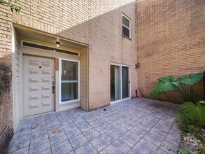 2056 Augusta Dr in Houston, TX - Building Photo - Building Photo