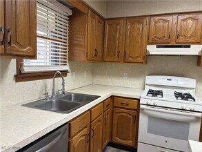 1665 Ann Cir NE in New Philadelphia, OH - Building Photo - Building Photo