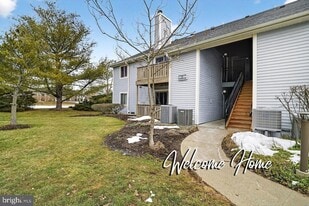 304 Aspen Dr in Plainsboro, NJ - Building Photo