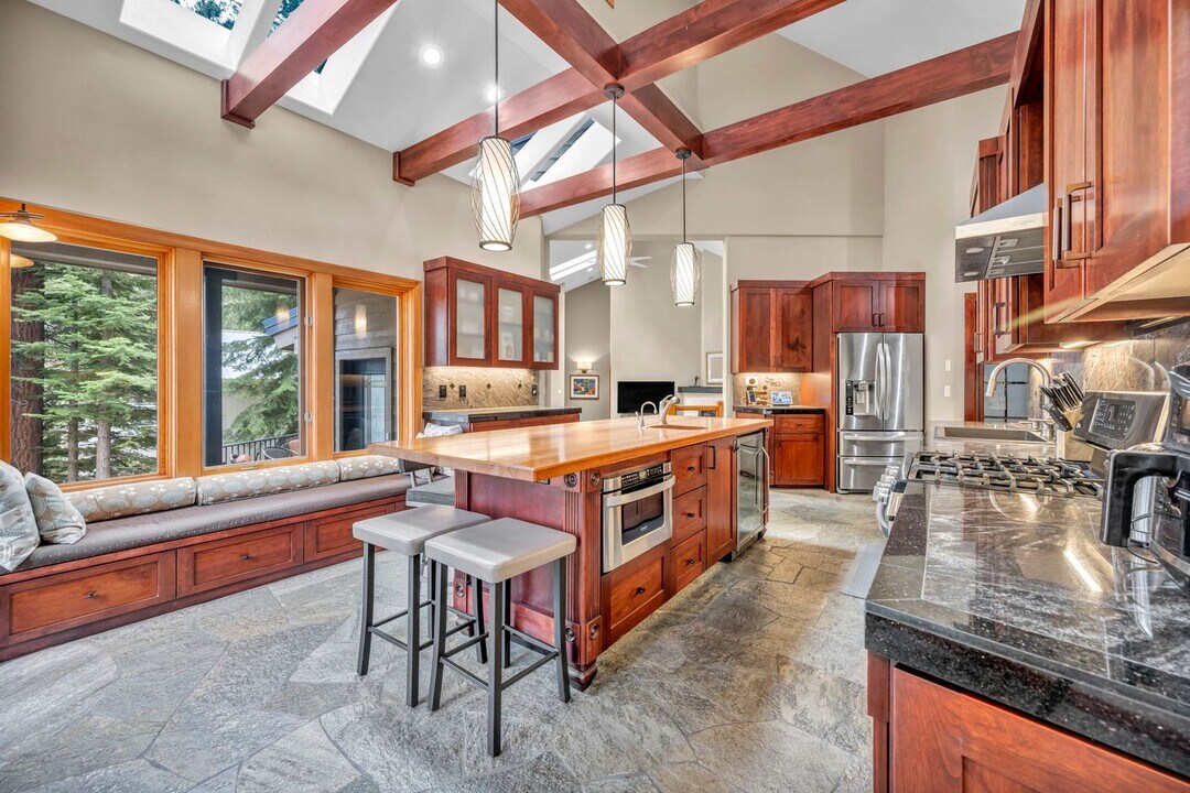 914 Jennifer St in Incline Village, NV - Foto de edificio