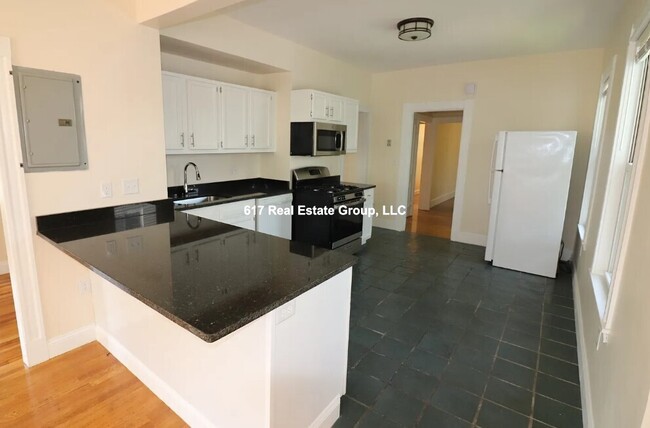 2572 Massachusetts Ave, Unit 2 in Cambridge, MA - Building Photo - Building Photo