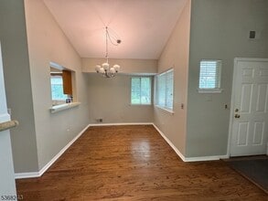 64 Bentley Ct in Bedminster, NJ - Foto de edificio - Building Photo