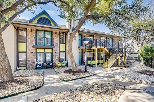 7685 Northcross Dr, Unit 1121 in Austin, TX - Building Photo - Building Photo